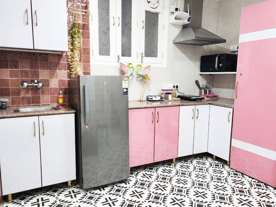 Kitchen or kitchenette, microwave, stove