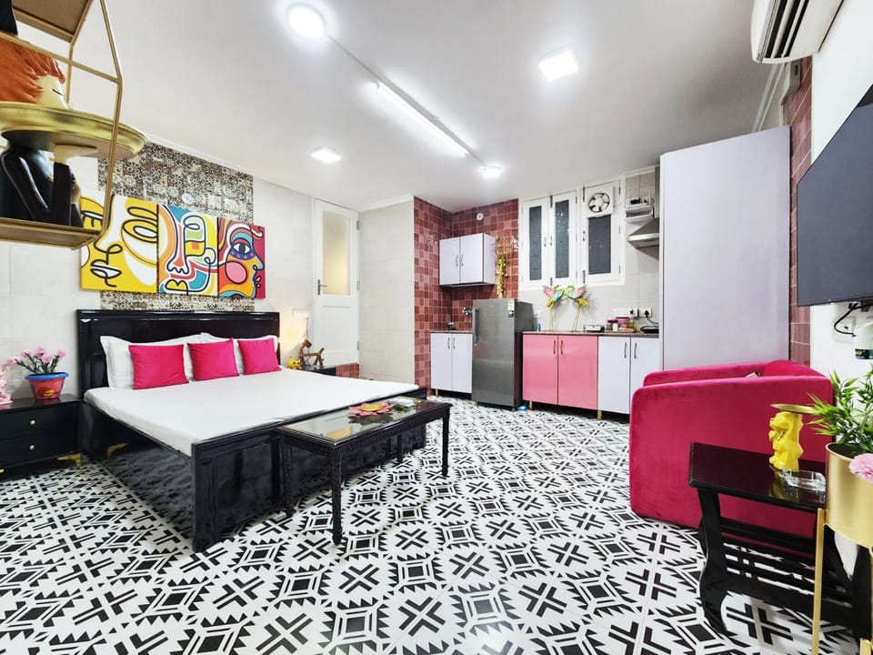 Bed, TV and multimedia, Kitchen or kitchenette, Photo of the whole room, Seating area, Bedroom