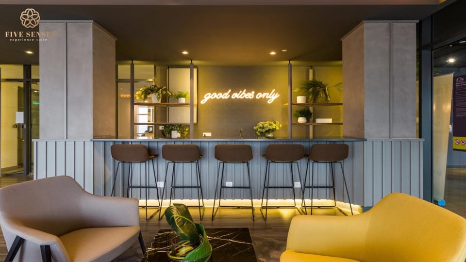 Restaurant/places to eat, Lounge or bar, Seating area