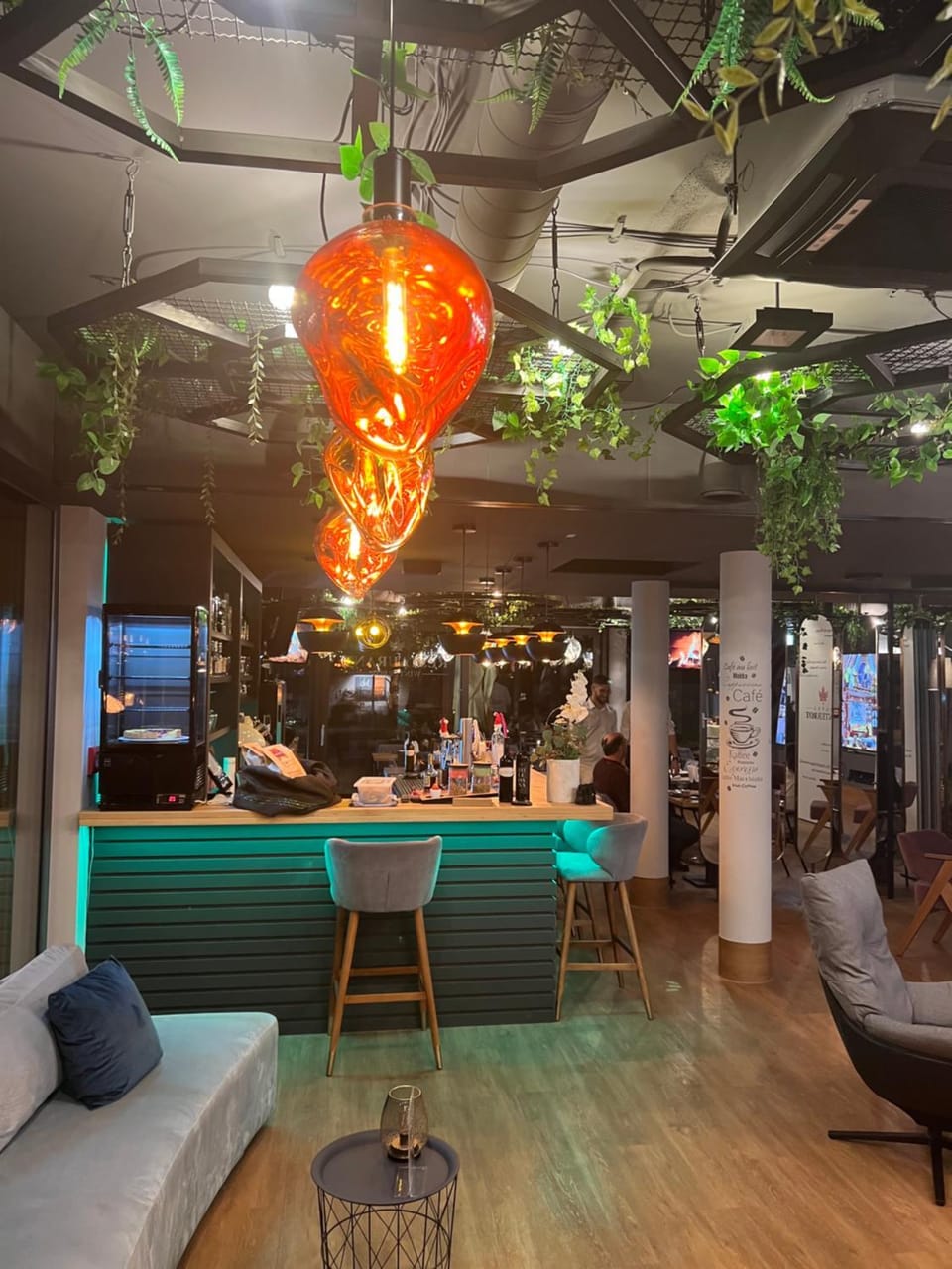 Restaurant/places to eat, Lounge or bar