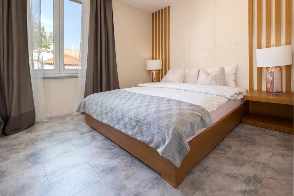 Bed, Photo of the whole room, Decorative detail, Bedroom