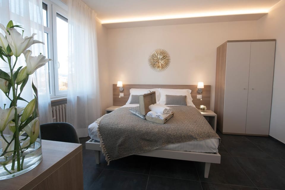 Photo of the whole room, Bedroom