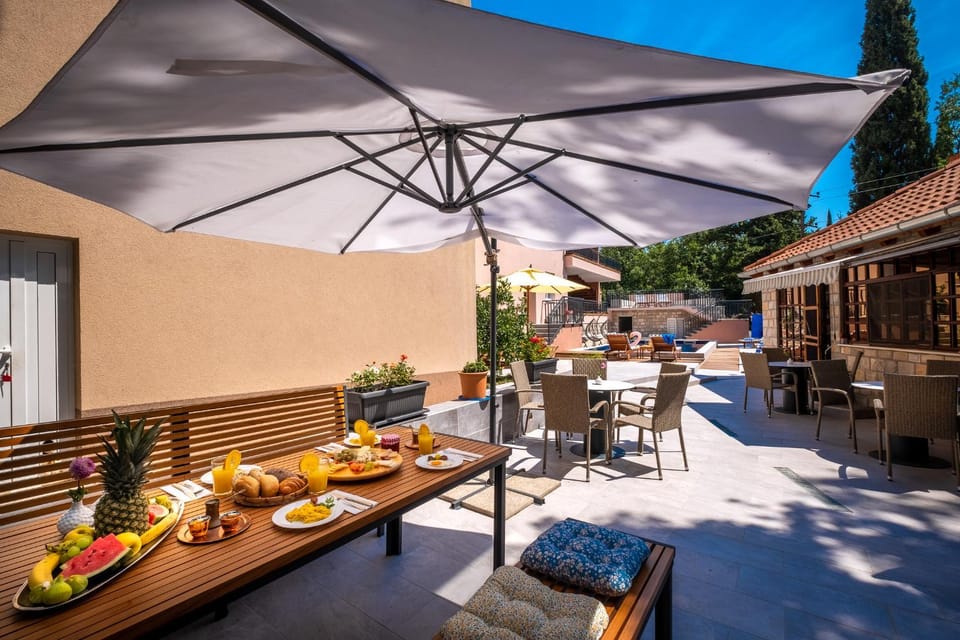 Restaurant/places to eat, BBQ facilities, Garden, Balcony/Terrace, Swimming pool, Breakfast, Continental breakfast, American breakfast, Drinks, Alcoholic drinks, Non alcoholic drinks