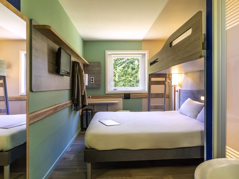 Bed, TV and multimedia, Photo of the whole room, Bedroom, bunk bed