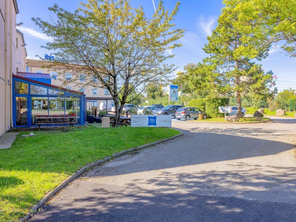 Property building, Spring, Day, Street view, Location, Parking