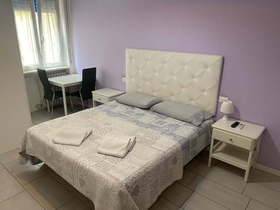 Bed, Photo of the whole room, Dining area, Bedroom, towels
