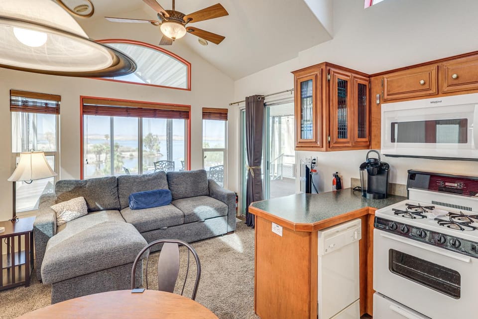 Walk to London Bridge Beach: Lake Havasu Cabin! Cabin in Lake Havasu City
