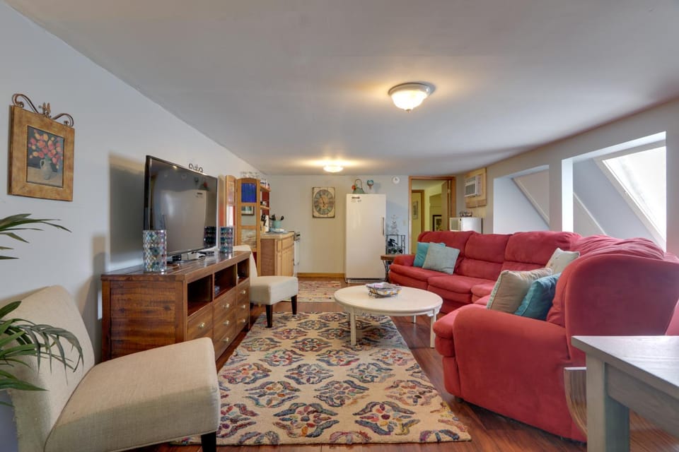 3 Mi to Great Smoky Mtn NP Riverfront Retreat Apartment in Townsend