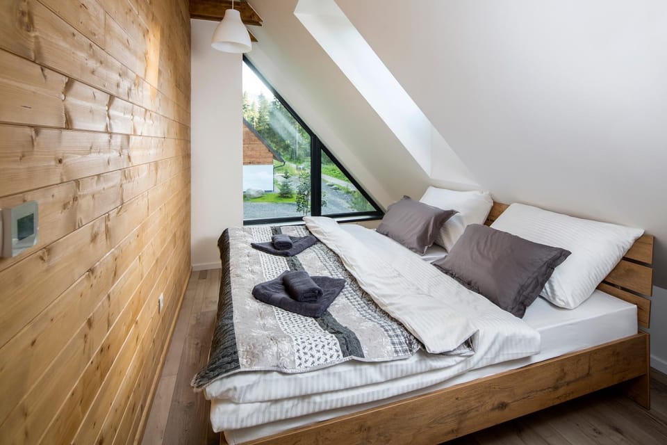 Photo of the whole room, Bedroom, towels