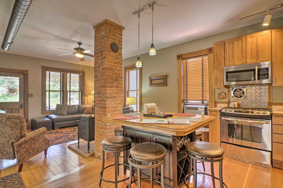 Historic Manitou Springs Victorian: Walk Downtown! House in Manitou Springs