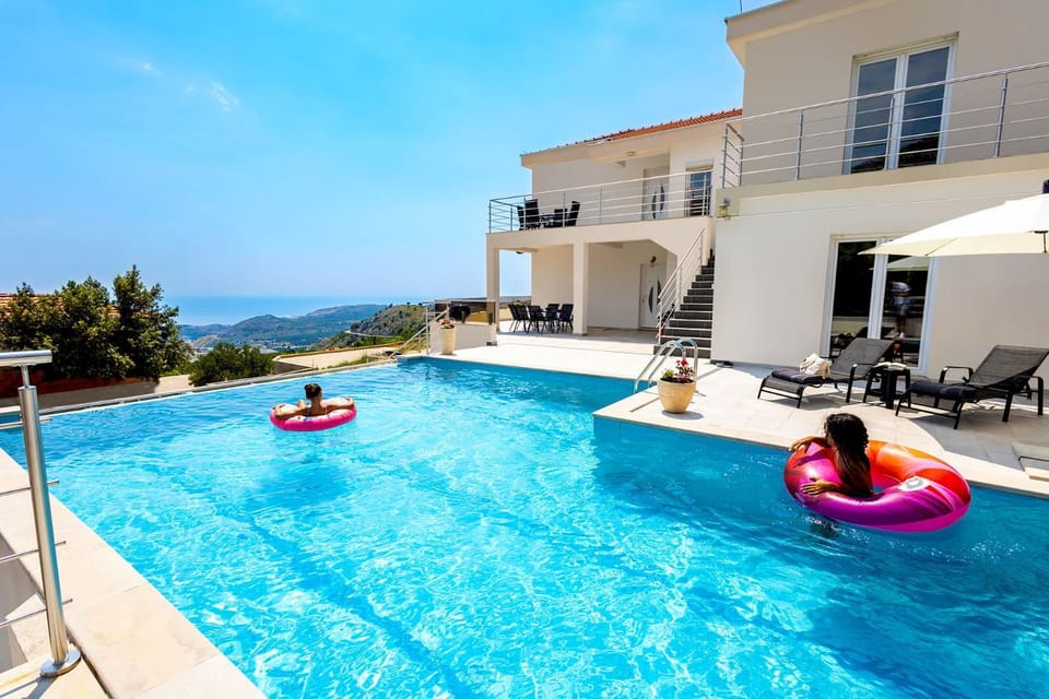Communal lounge/ TV room, Day, Swimming pool