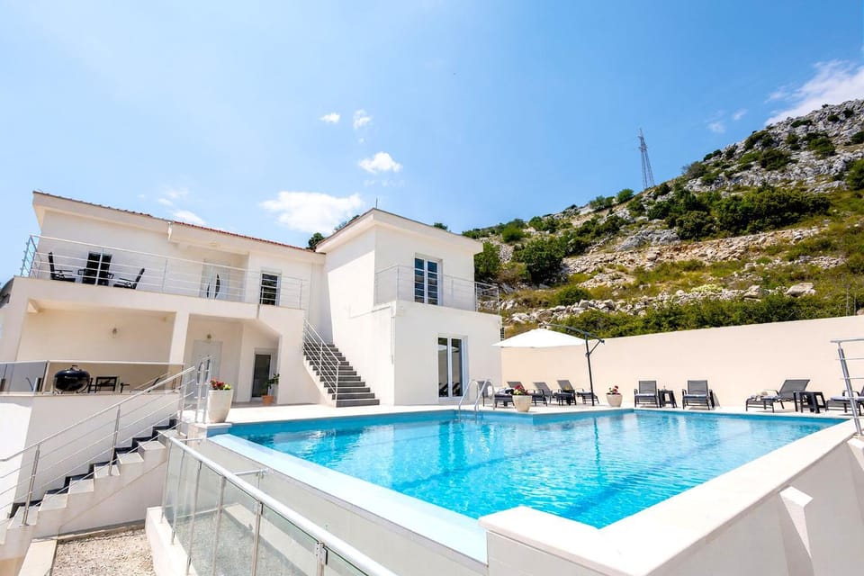 Property building, Day, BBQ facilities, Balcony/Terrace, Seating area, Dining area, Pool view, Swimming pool, Swimming pool, sunbed