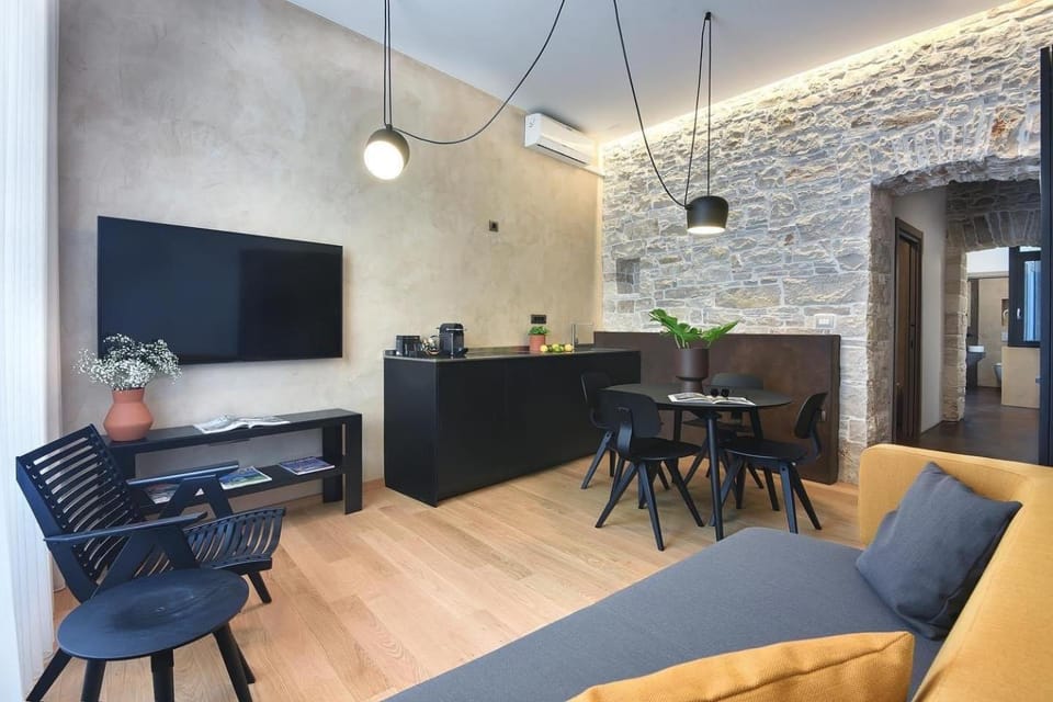 Kitchen or kitchenette, Living room
