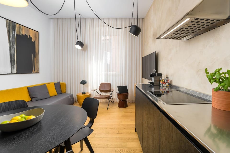 Kitchen or kitchenette, Living room, Seating area, Dining area
