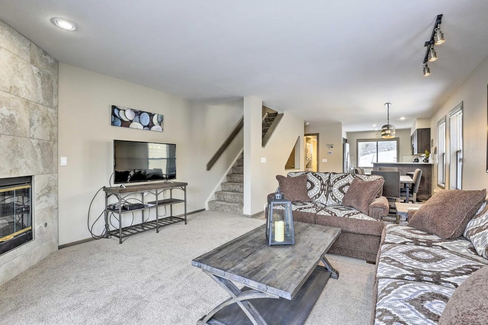 8 Mi to Copper Mtn: Sleek Frisco Townhome w/ Views House in Frisco