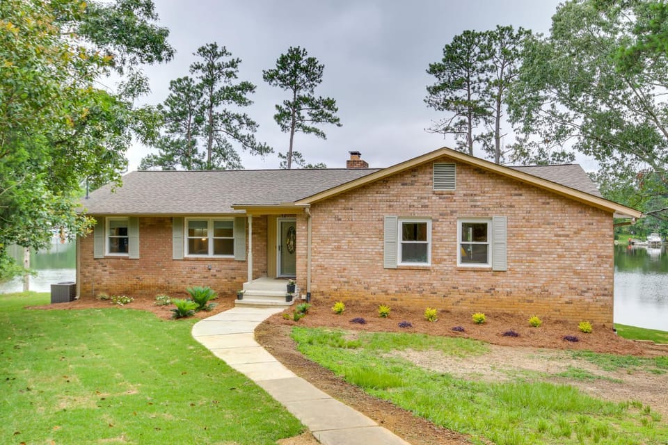 Waterfront Lakehouse w/ Private Dock & Fire Pit! House in Leesville