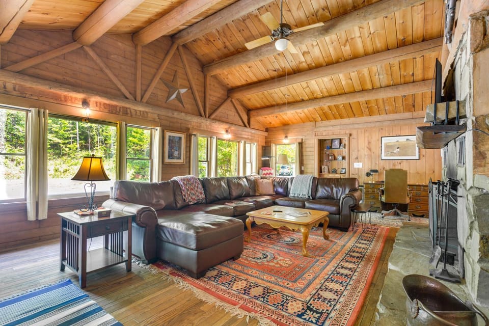 Updated Mtn Cabin on 20 Acres w/ Large Waterfall Cabin in Georgia