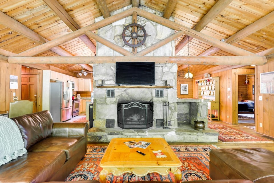 Updated Mtn Cabin on 20 Acres w/ Large Waterfall Cabin in Georgia