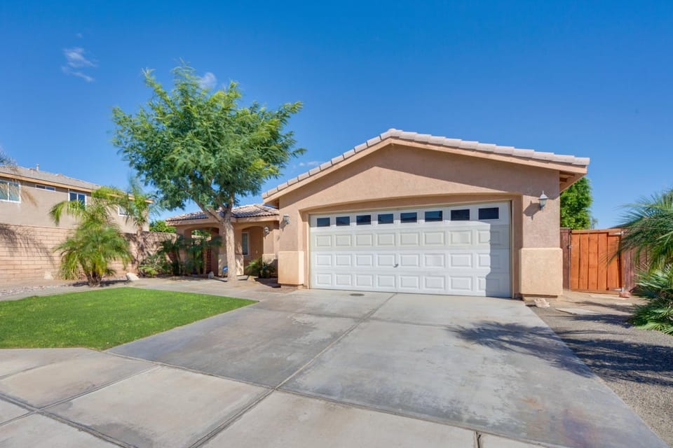 Outdoor Oasis: Coachella Valley Group Getaway! House in Indio