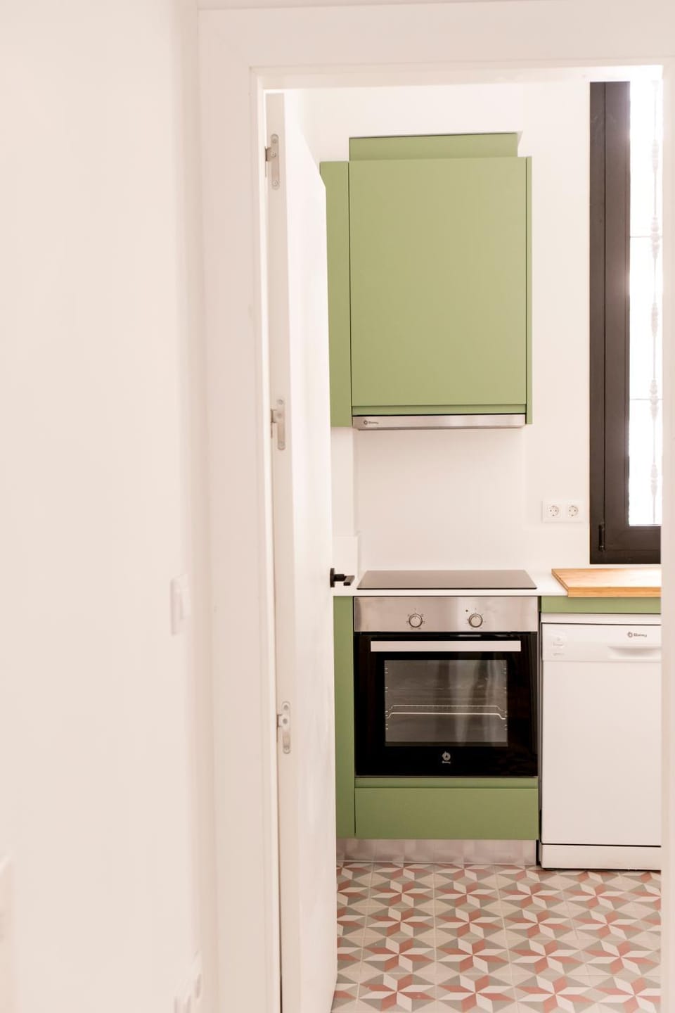 Kitchen or kitchenette, oven, pet friendly, stove