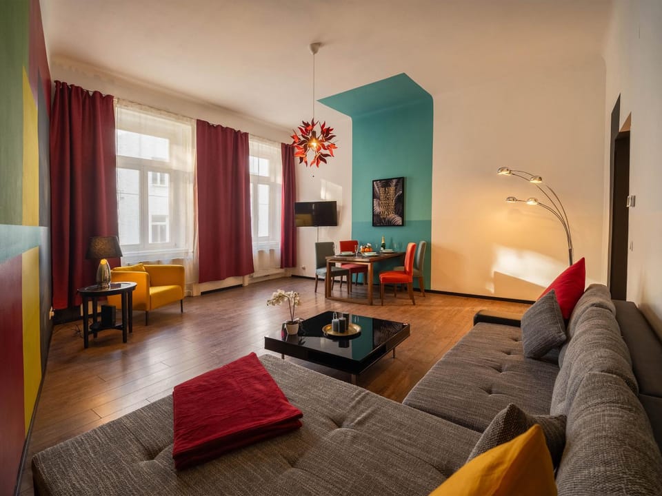 TV and multimedia, Living room, Decorative detail, Seating area, Dining area