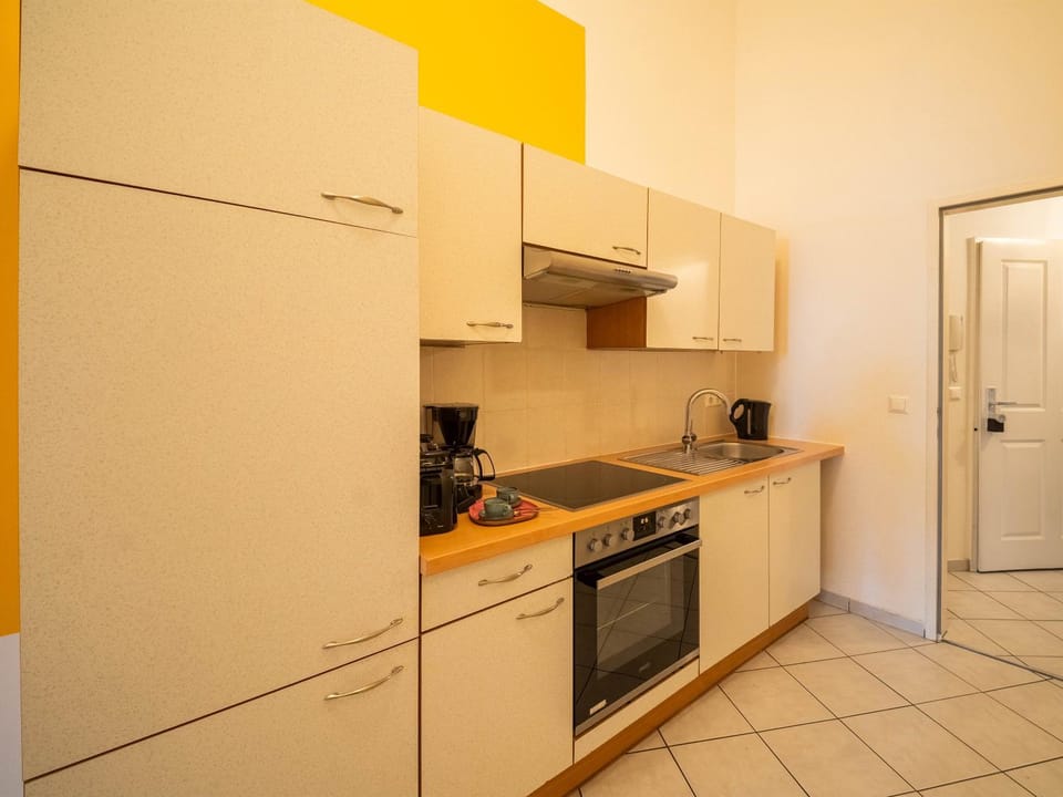 Coffee/tea facilities, Kitchen or kitchenette, microwave, oven, stove, toaster