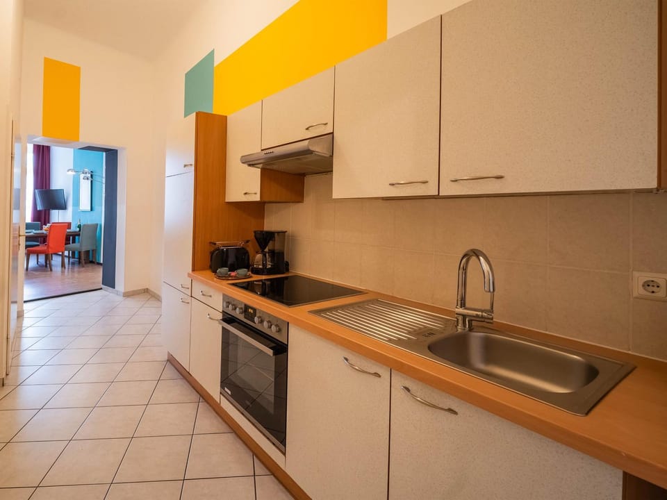 Coffee/tea facilities, Kitchen or kitchenette, microwave, oven, stove, toaster