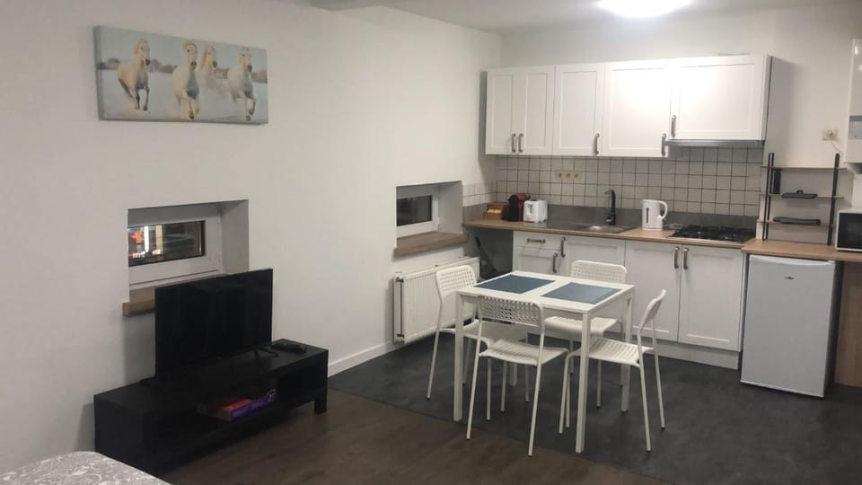 Kitchen or kitchenette, Dining area, minibar, toaster