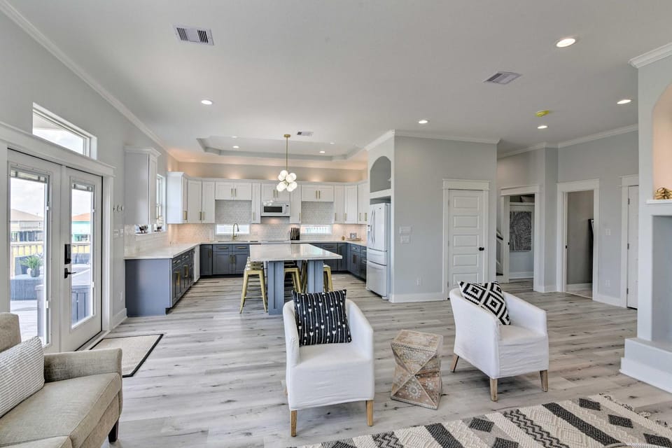 Walk to Crystal Beach Chic Family Retreat with Deck House in Bolivar Peninsula