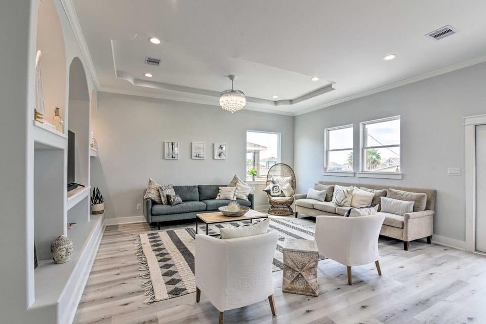 Walk to Crystal Beach Chic Family Retreat with Deck House in Bolivar Peninsula