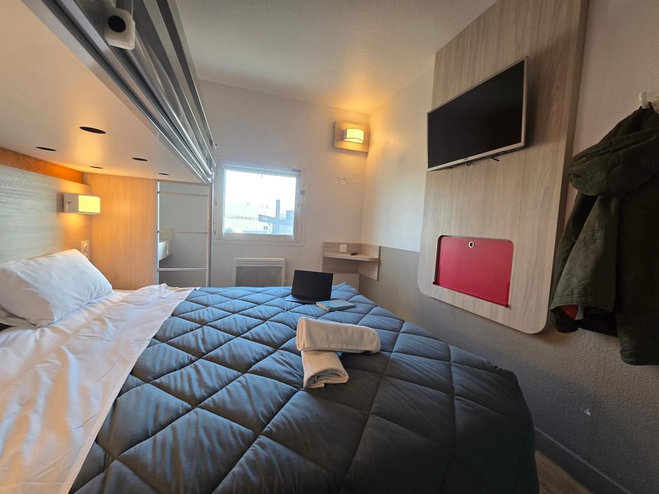 Bed, TV and multimedia, Bedroom, towels