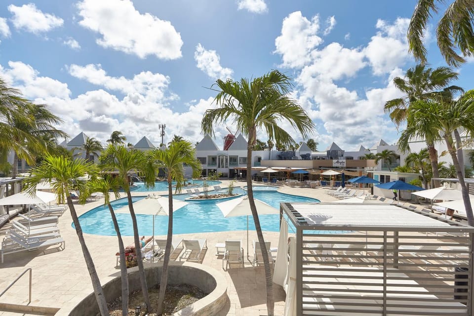 Pool view, Swimming pool, sunbed