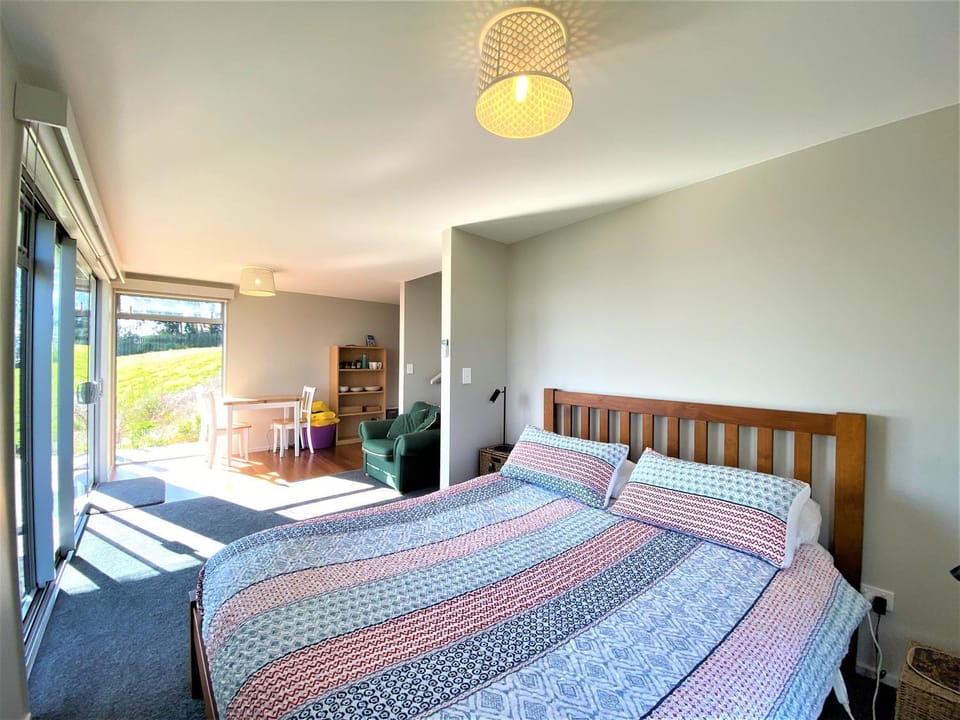 Bed, Photo of the whole room, Dining area, Bedroom
