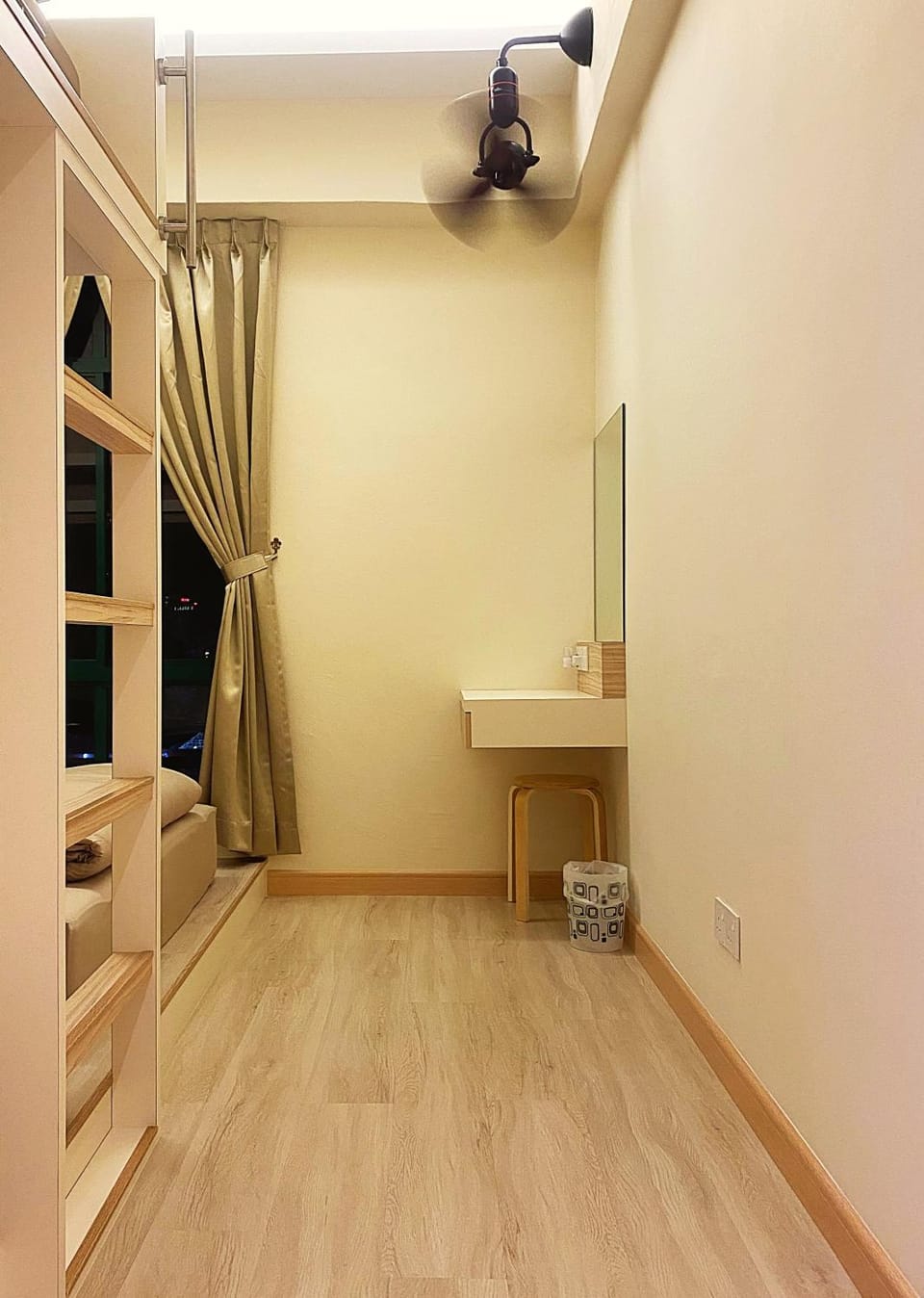 Photo of the whole room, Bedroom