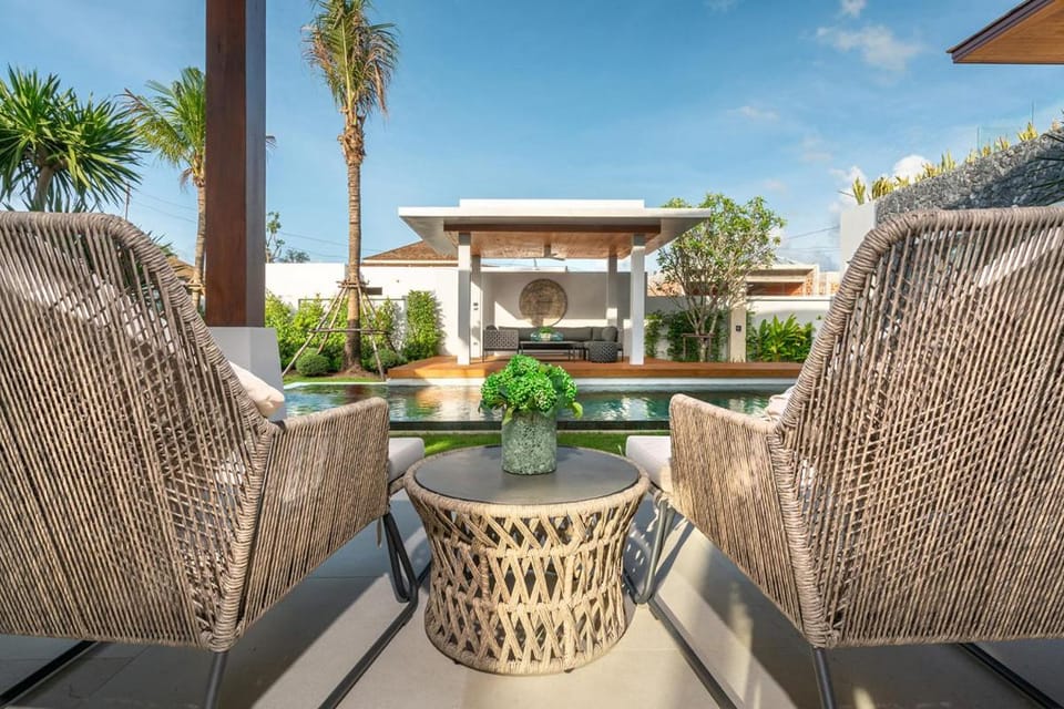 Seating area, Swimming pool, Swimming pool