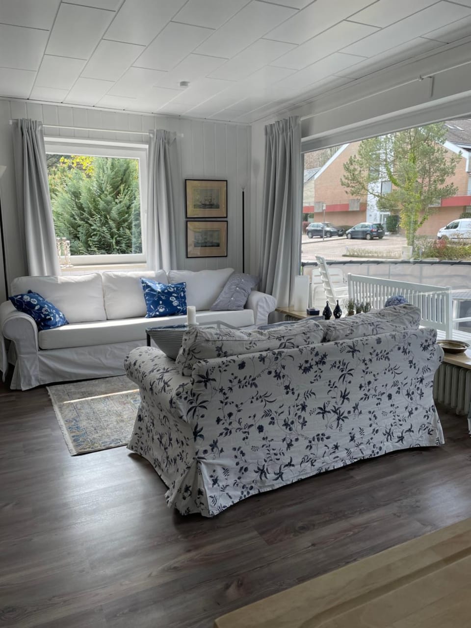 Photo of the whole room, Garden view