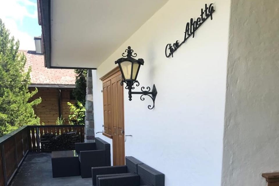 Facade/entrance, Balcony/Terrace