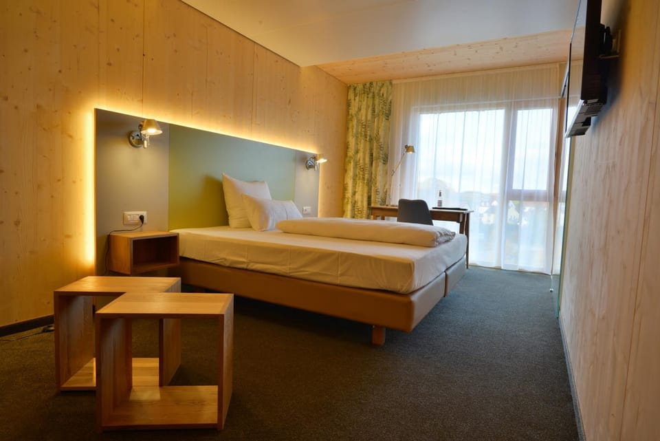 Bed, TV and multimedia, Photo of the whole room, Bedroom