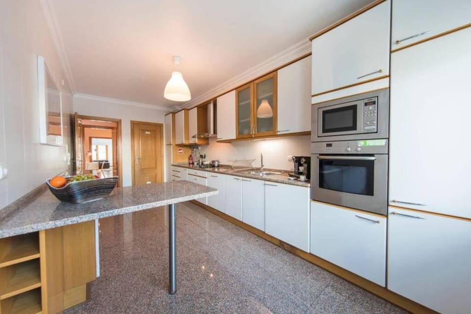 2 Bedroom with Garage Family Wonder Apartment in Lisbon