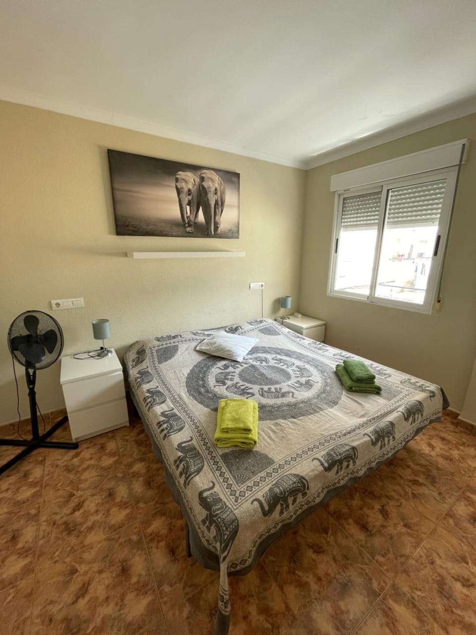 Bed, Photo of the whole room, Bedroom, towels