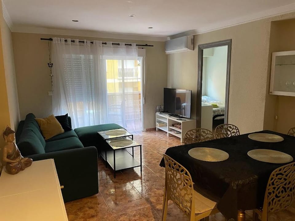 Communal lounge/ TV room, Living room, Seating area, Dining area, Evening entertainment, air conditioner