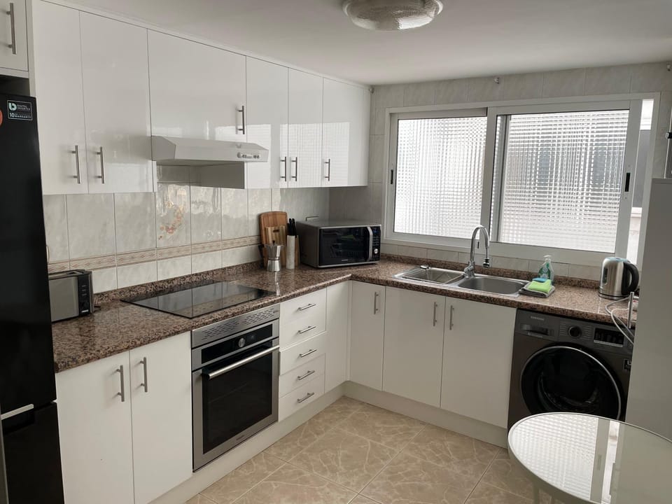 Coffee/tea facilities, Kitchen or kitchenette, microwave, oven, stove, toaster, washing machine