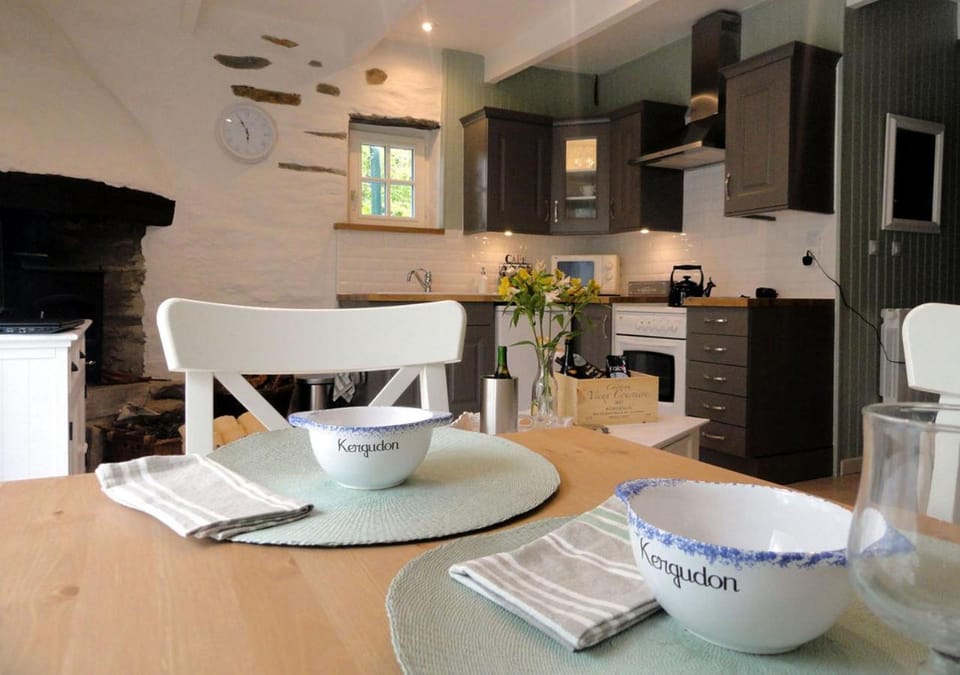 Kitchen or kitchenette, Dining area, minibar, pet friendly