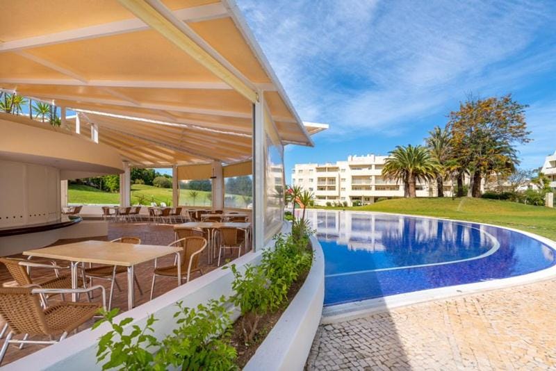 Restaurant/places to eat, Garden, Swimming pool