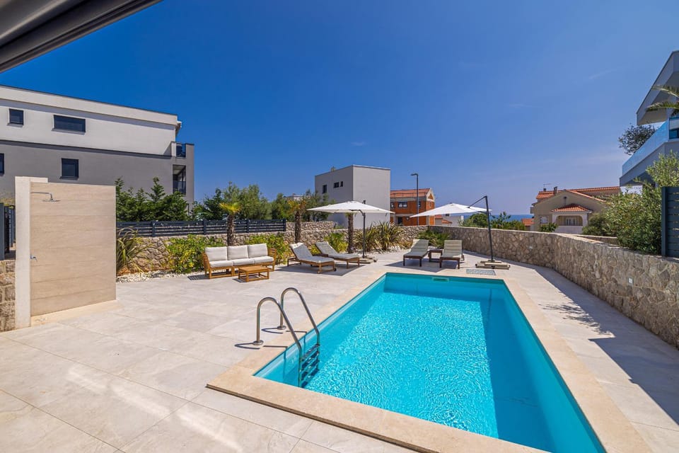 Shower, Swimming pool, sunbed