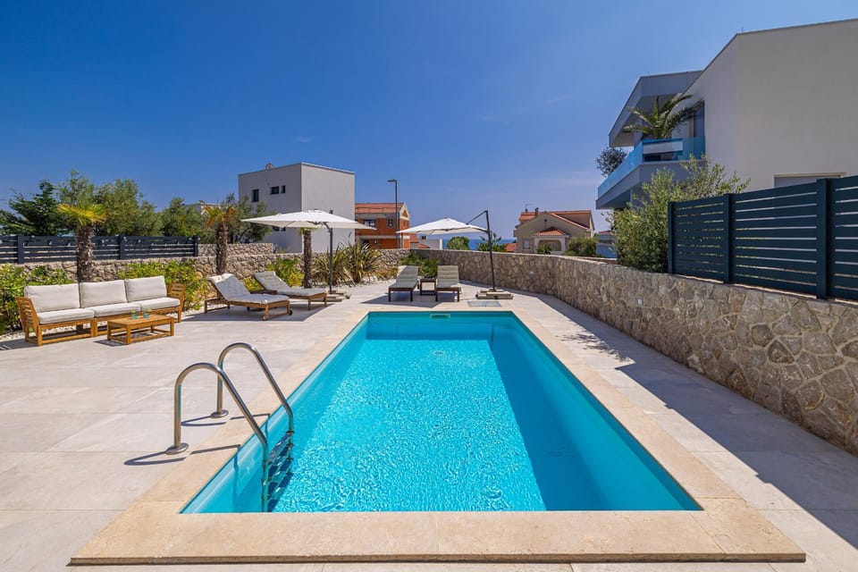 Swimming pool, sunbed