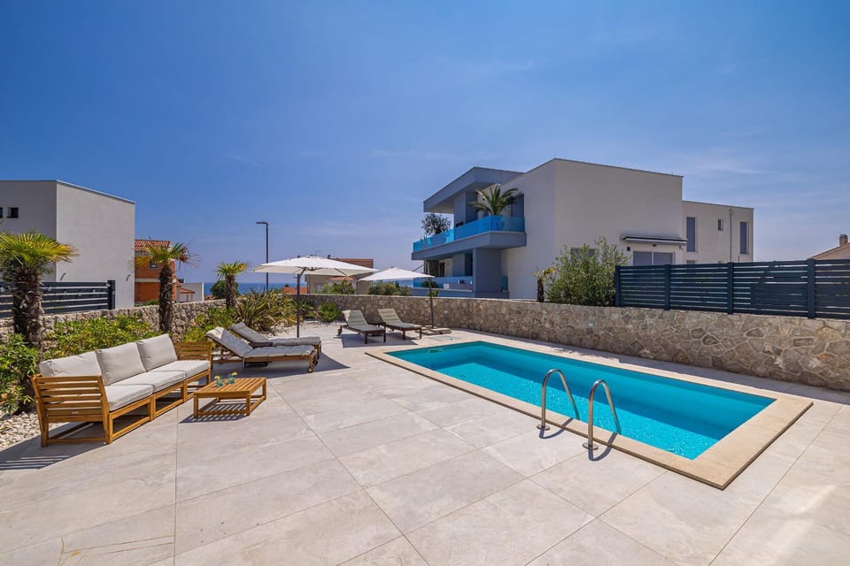 Swimming pool, sunbed