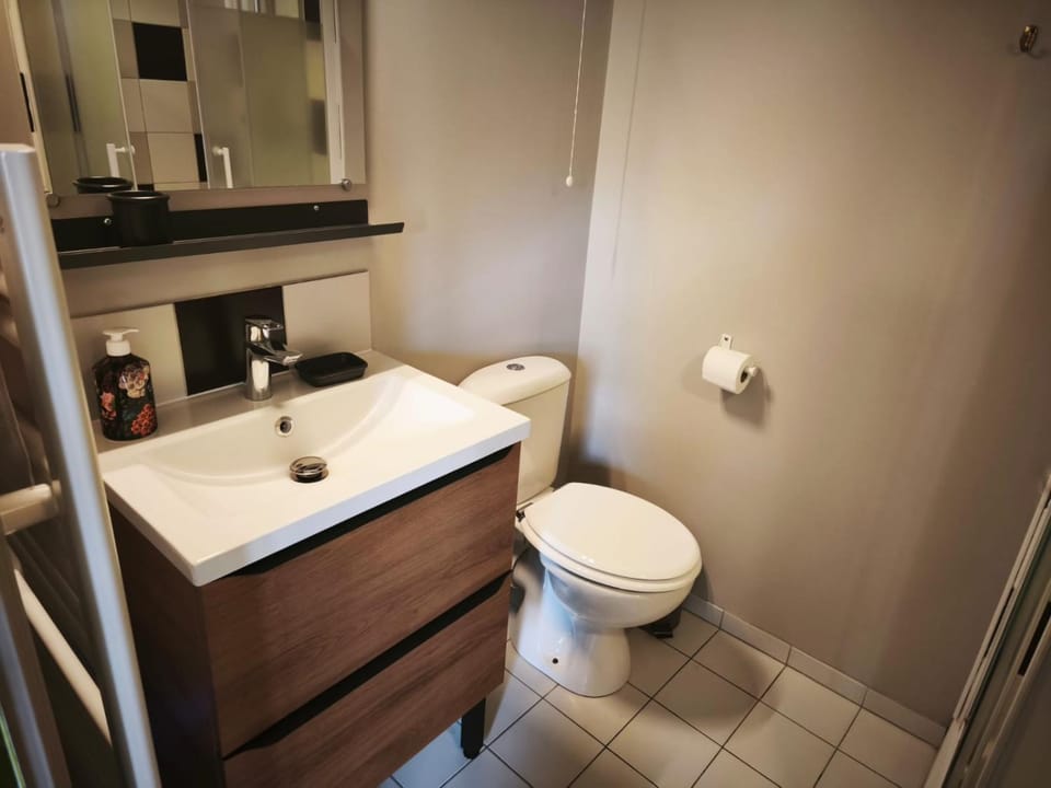 Apt duplex ou plain pied tout confort plein centre ville Bayeux proche commerces, restaurants, avec terrasse privative ou jardin commun aménagé clos, parking gratuit à proximité, proche plages du débarquement Apartment in Bayeux