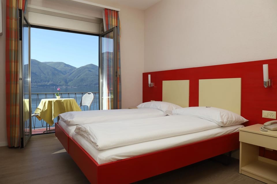 Bed, Photo of the whole room, Bedroom, Mountain view