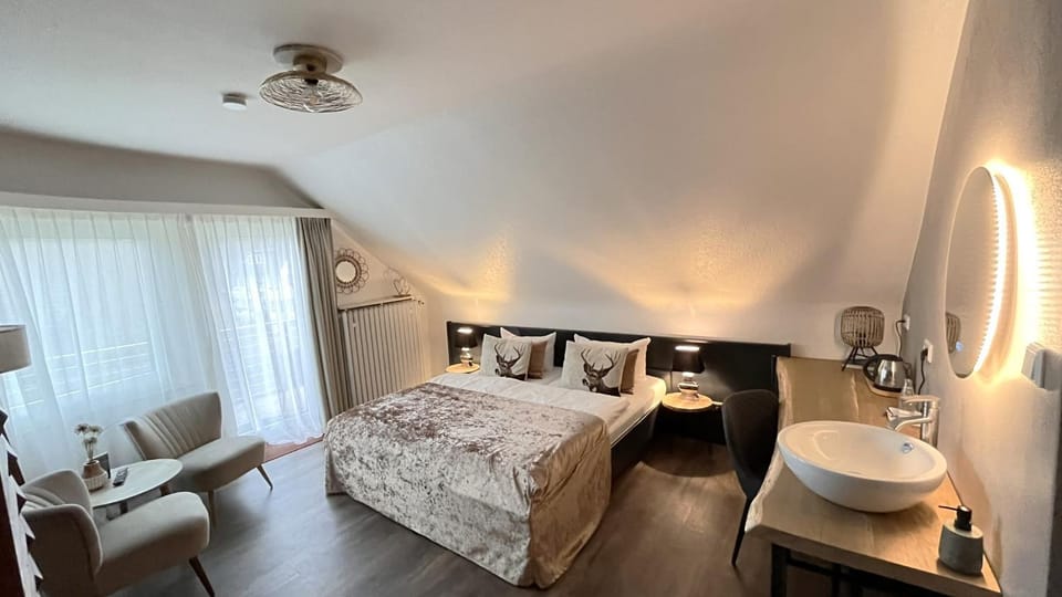 Bed, Photo of the whole room, Seating area, Bedroom